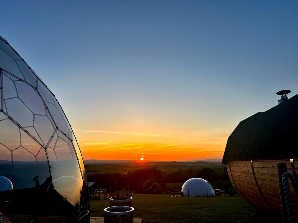 Luxury tent Deerstone Glamping-boulsworth Hill Dome Hot Tub Earby